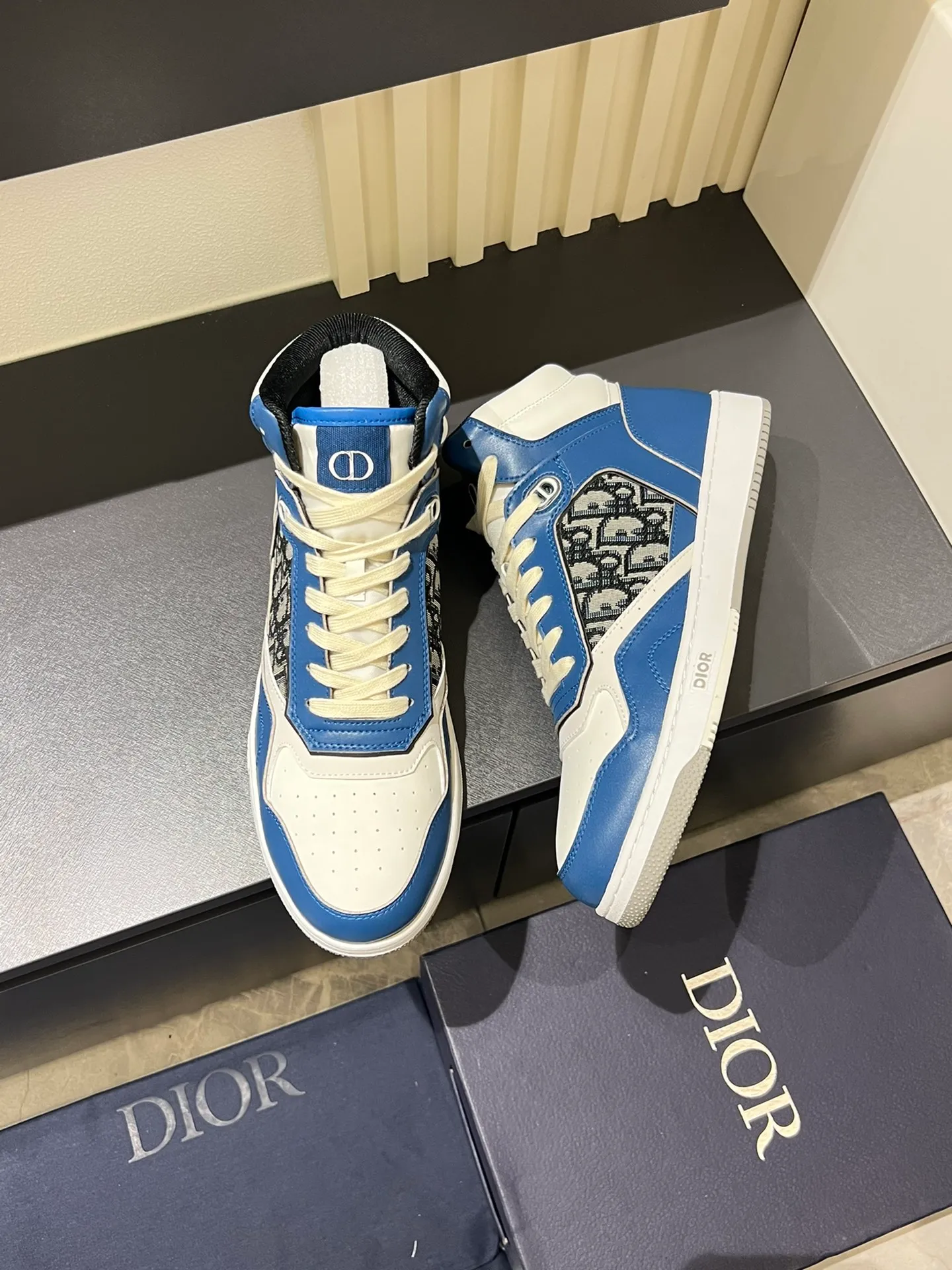 Men's shoes 💰p460 "Dio*" mid-top B27 casual sneakers. This B27 high-top sneaker is a new product in the series and continues Di*r's classic style. Crafted from gray and white smooth calf leather with beige and black Oblique print panels on the sides. The "CD Icon" shaped shoelace eyelets are clever and delicate, and the two-color rubber sole, rear collar and heel are all equipped with the brand's iconic details to enhance the style. Oblique printed straps at the ankle allow for an adjustable fit to complement the overall design. Fashionable and versatile, it can complement any look. Create an exquisite design with unique dynamic vitality and modern atmosphere, presented in low-top and high-top styles. This new must-have shoe adds a new dimension to Dior's archive heritage, embodying modern elegance. Purchase the original version and make it 1:1. If you need top quality, please come to me! Male 38-44!